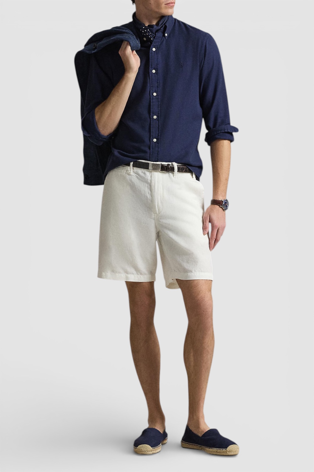 תמונת כל הלוק של חולצה מכופתרת